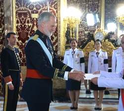 Su Majestad el Rey recibe la Credencial de Cheevindh Nathalang, embajador del Reino de Tailandia